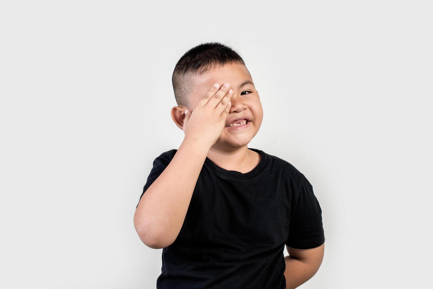 foto de estúdio de menino retrato engraçado.