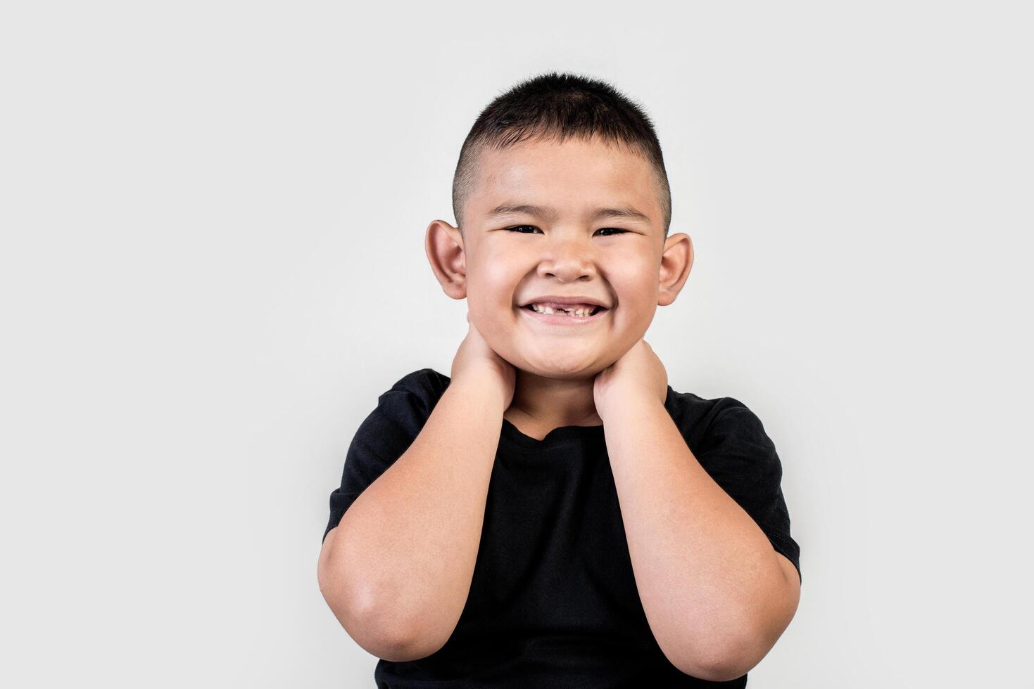 foto de estúdio de menino retrato engraçado.