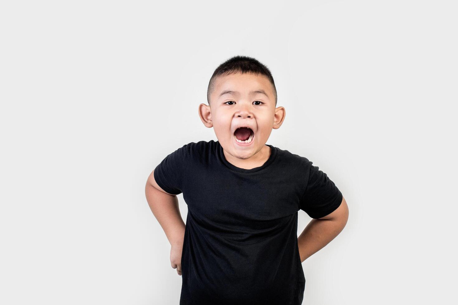 foto de estúdio de menino retrato engraçado.