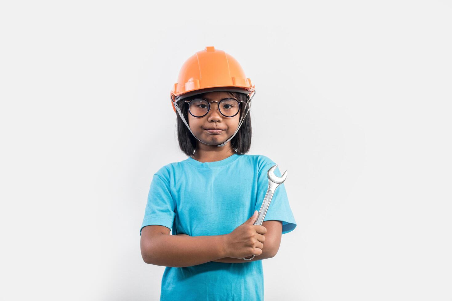 menina usando capacete laranja em estúdio tiro. foto