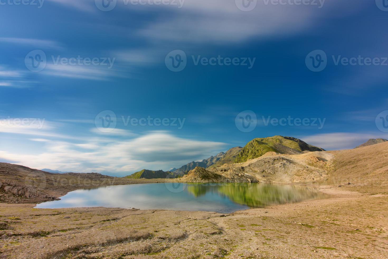 lago alpino isolado nos Alpes suíços foto