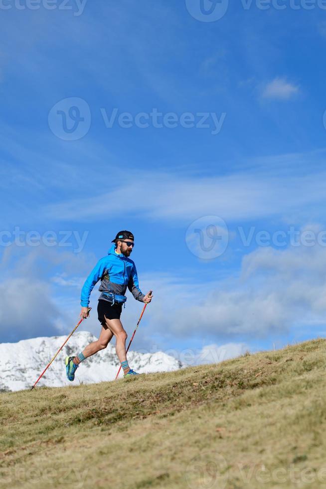 um homem treina para uma trilha ultra-corrida foto