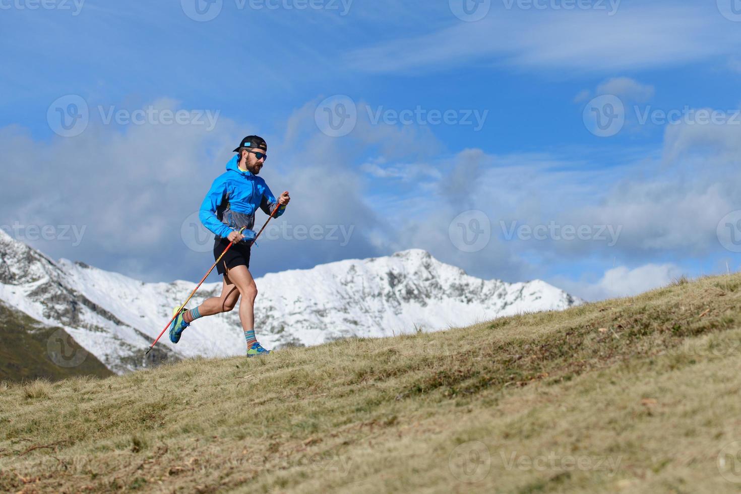 um homem treina para uma trilha ultra-corrida foto