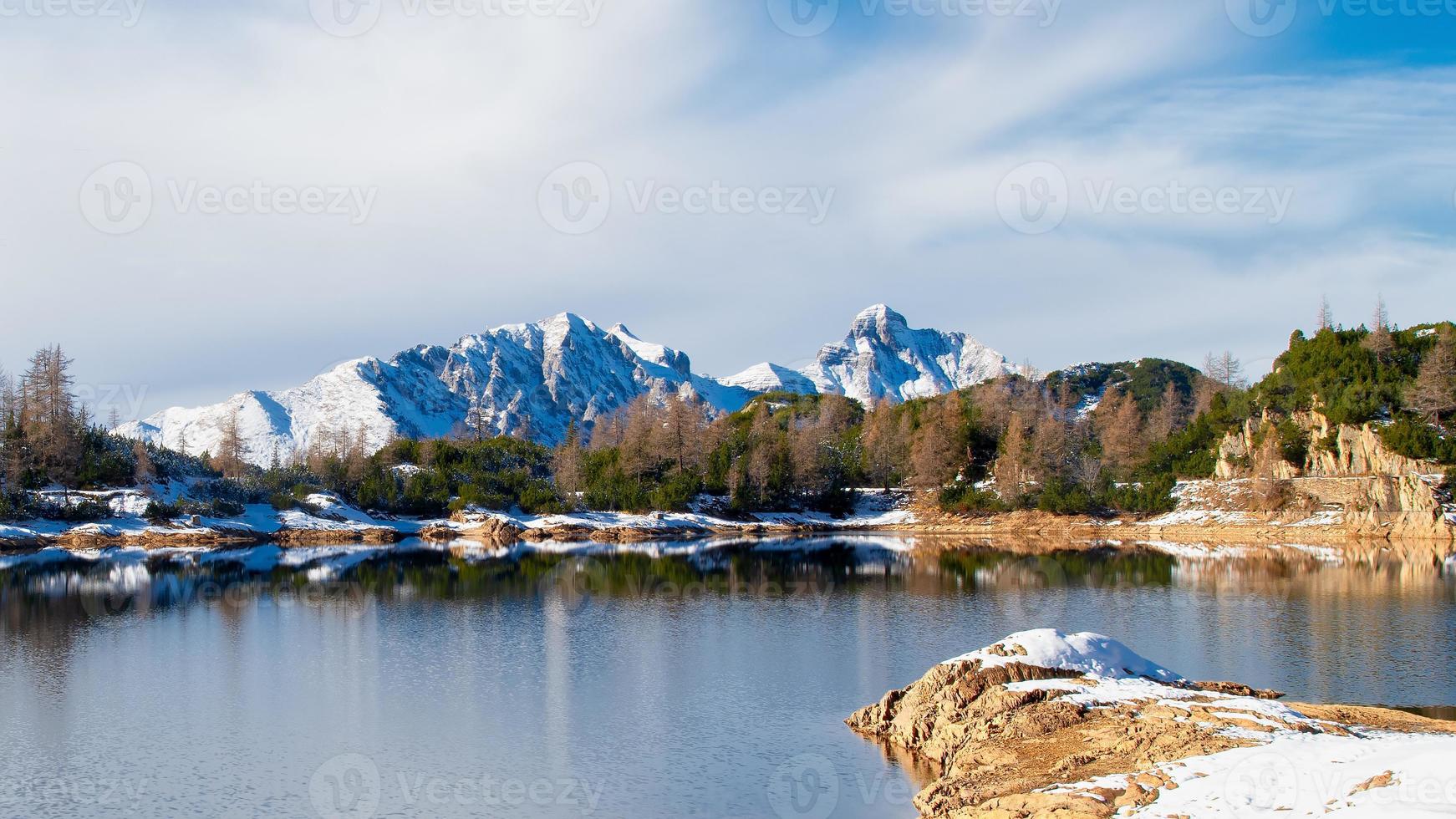 panorama do lago dos alpes orobie no final do outono foto