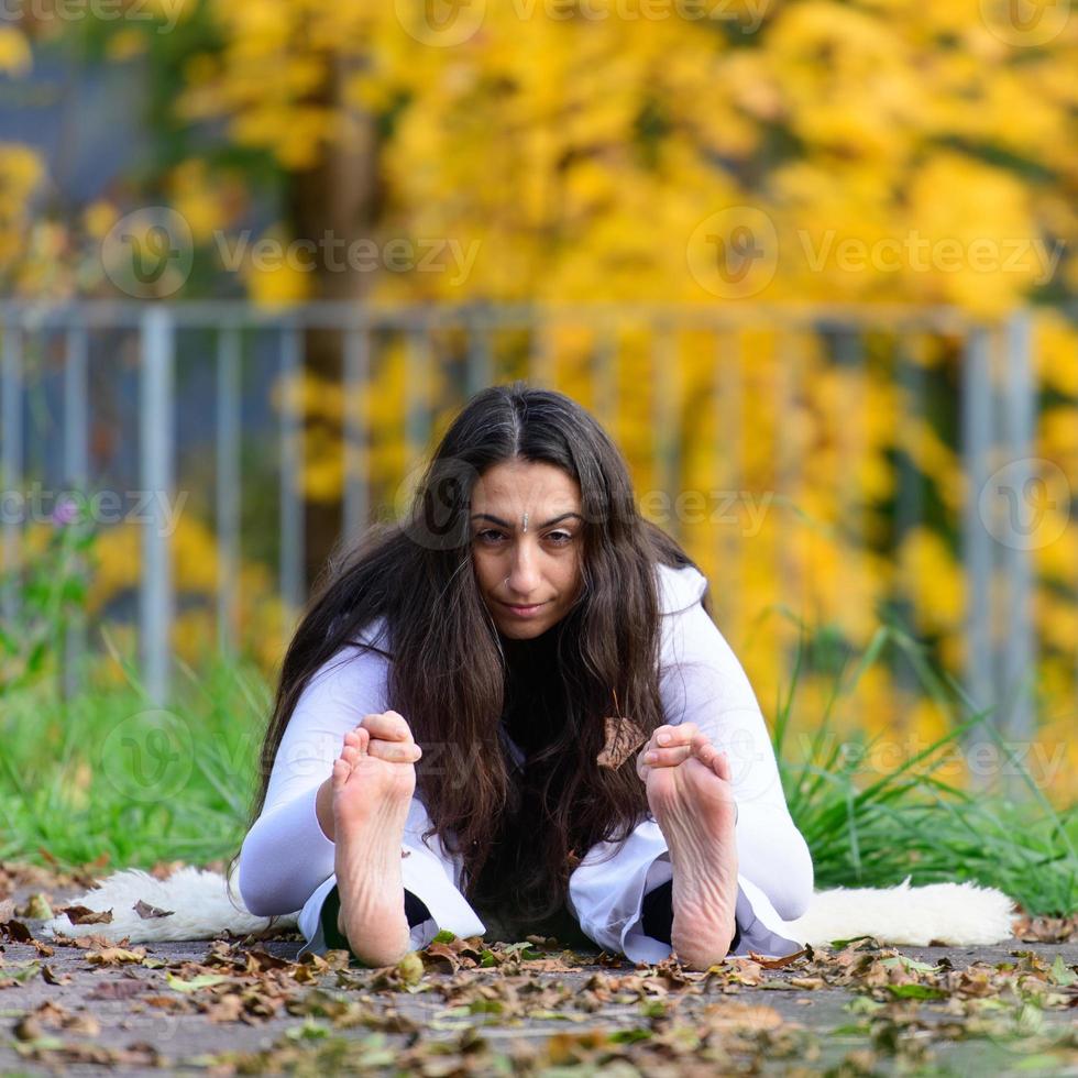 garota se mantém ereta na posição de ioga foto