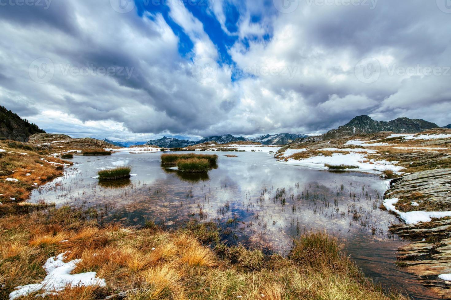 início do outono em um pequeno lago nos Alpes italianos foto