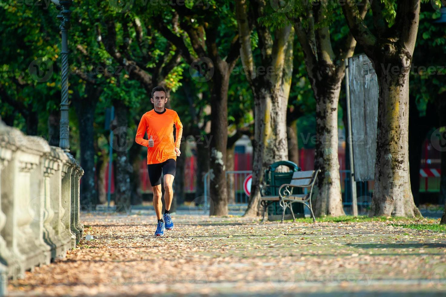 corrida de um atleta de meia-idade em treinamento foto