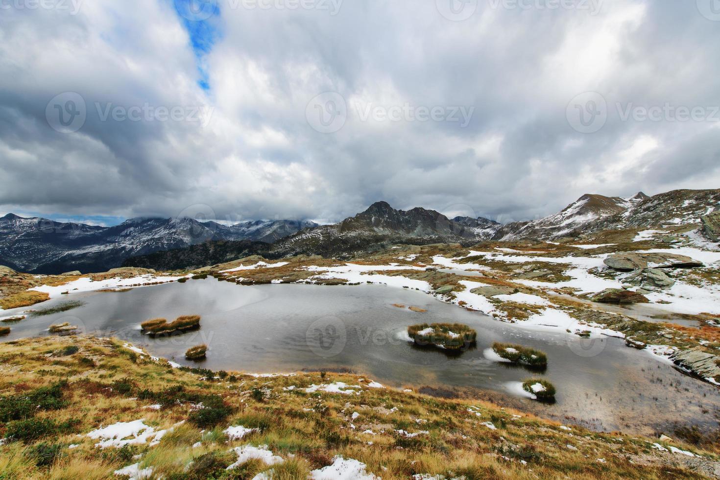 primeiro frio de outono no lago alpino foto