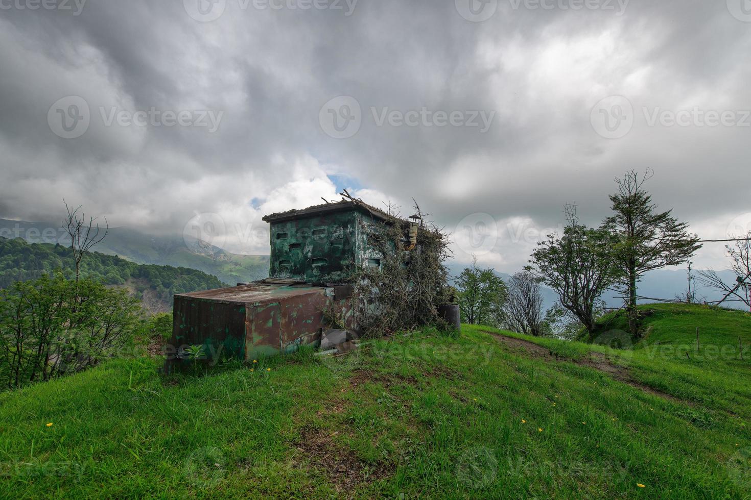 chalé de caça com camuflagem de cores nos Alpes italianos foto