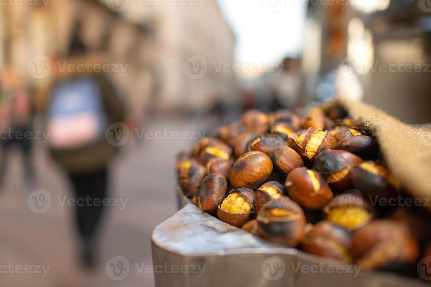 castanhas torradas à venda nas ruas da cidade no outono foto
