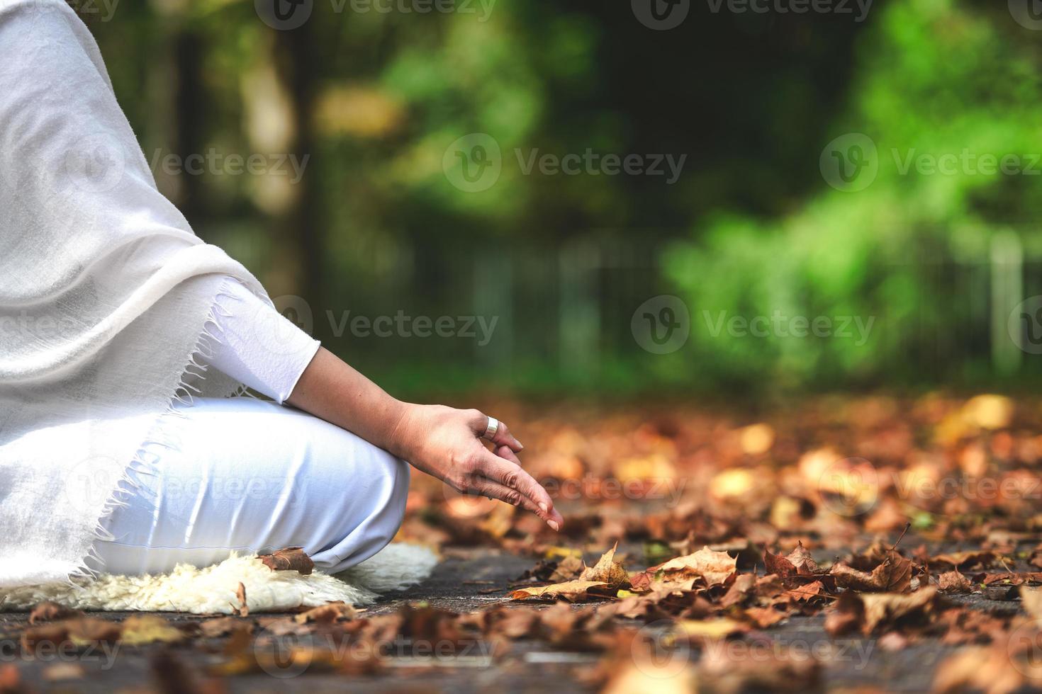 posição de ioga durante uma sessão na natureza de outono foto