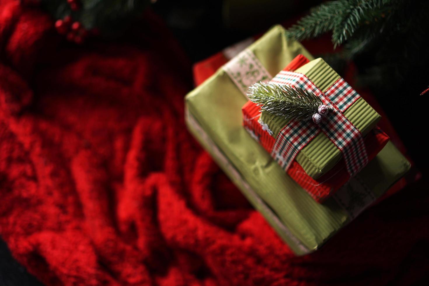 lindas caixas de presente verde de natal embaixo da árvore de natal foto