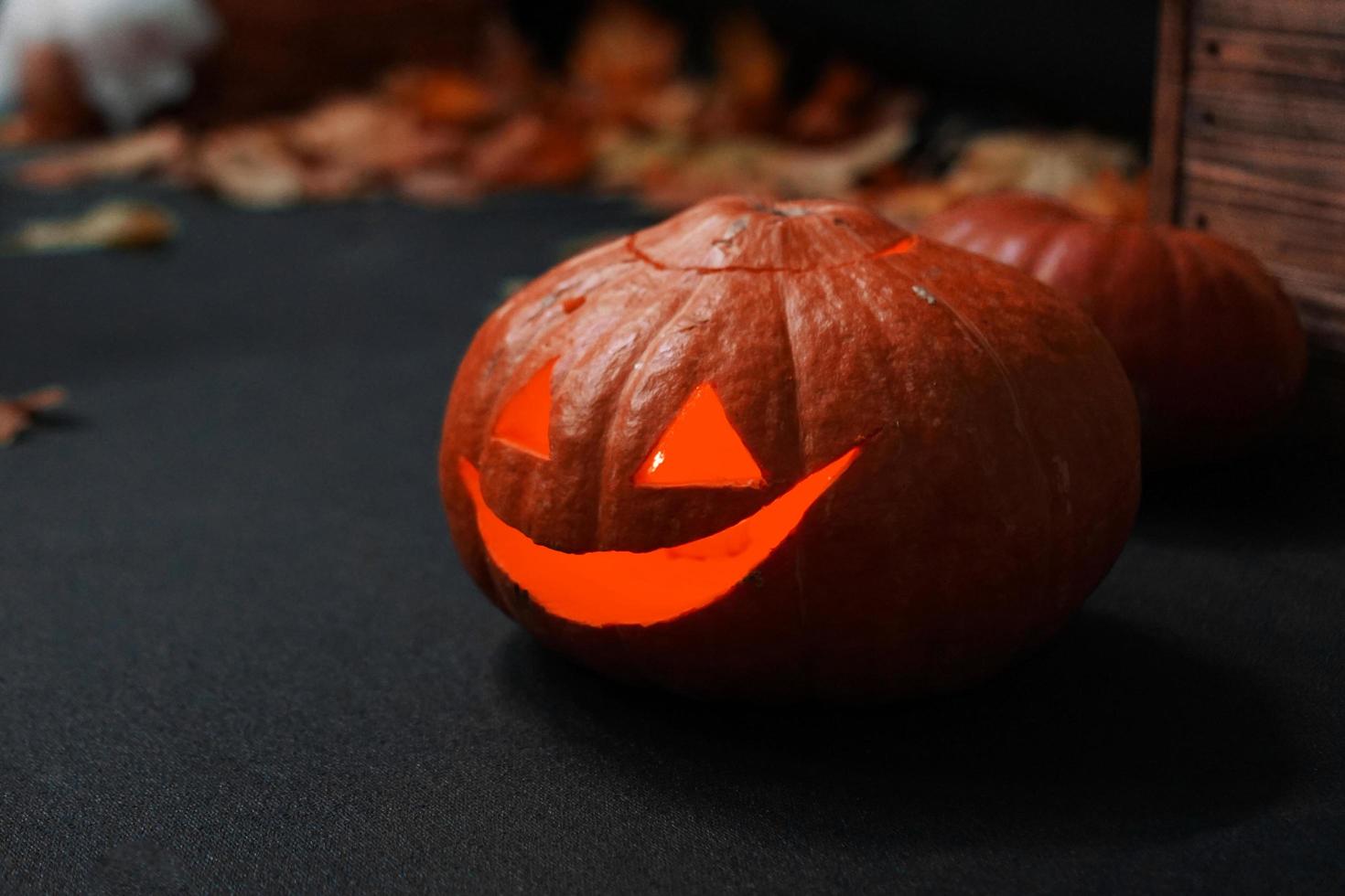 abóbora de halloween na frente de um fundo escuro assustador. foto