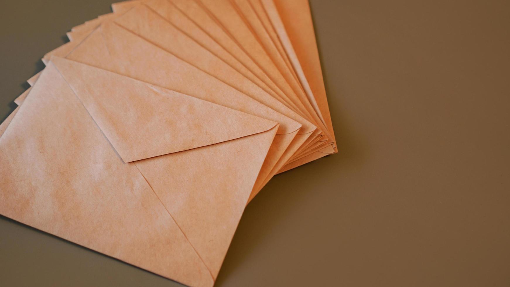 envelopes artesanais marrons em um fundo cinza foto