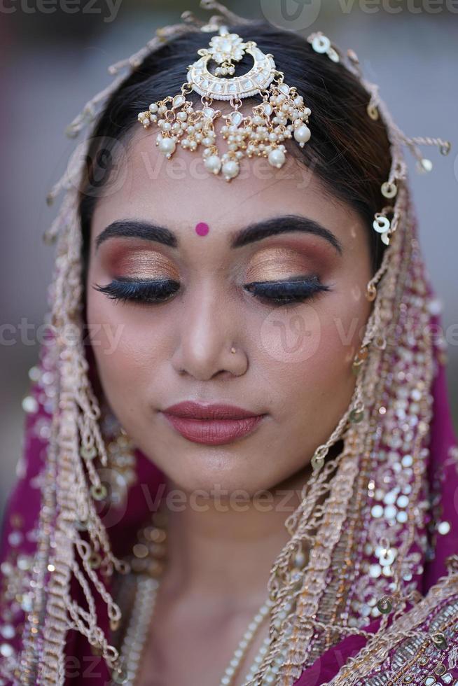 retrato de uma menina de olhos fechados foto