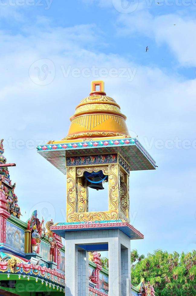 esculturas em templo hindu foto