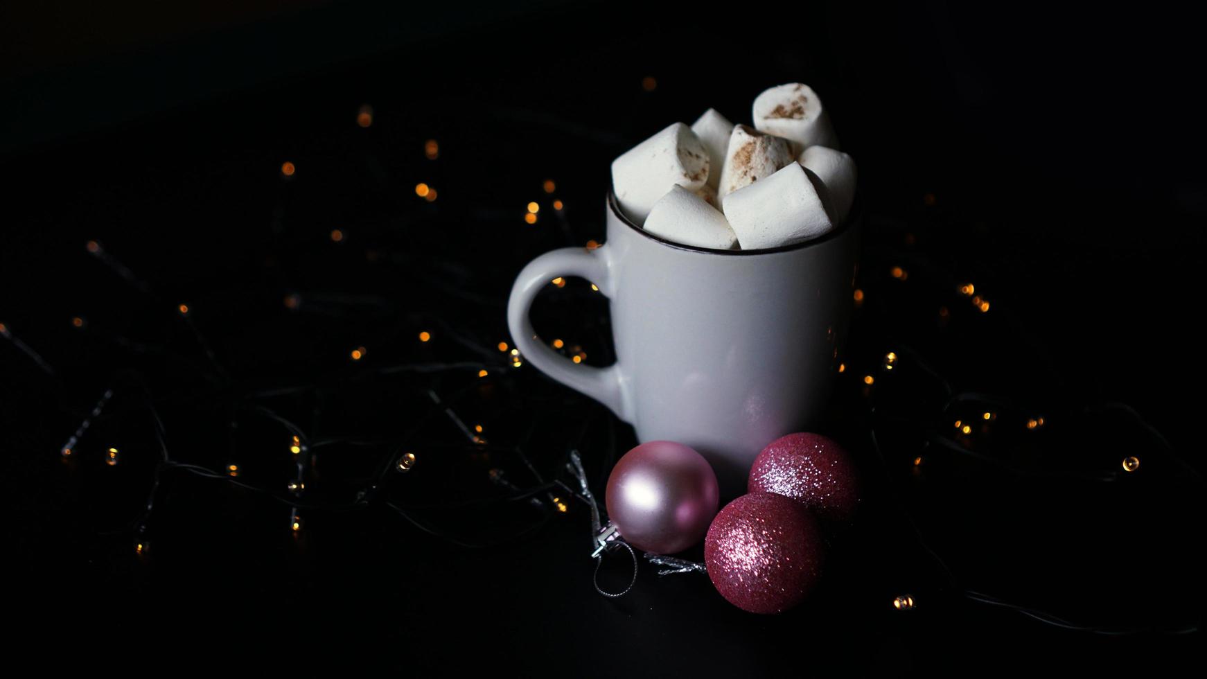 caneca de chocolate quente com marshmallow em um fundo escuro foto