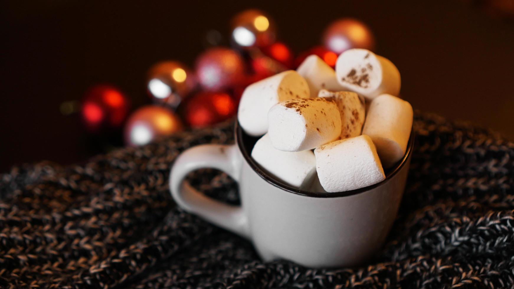 chocolate quente de natal com marshmallows brancos foto