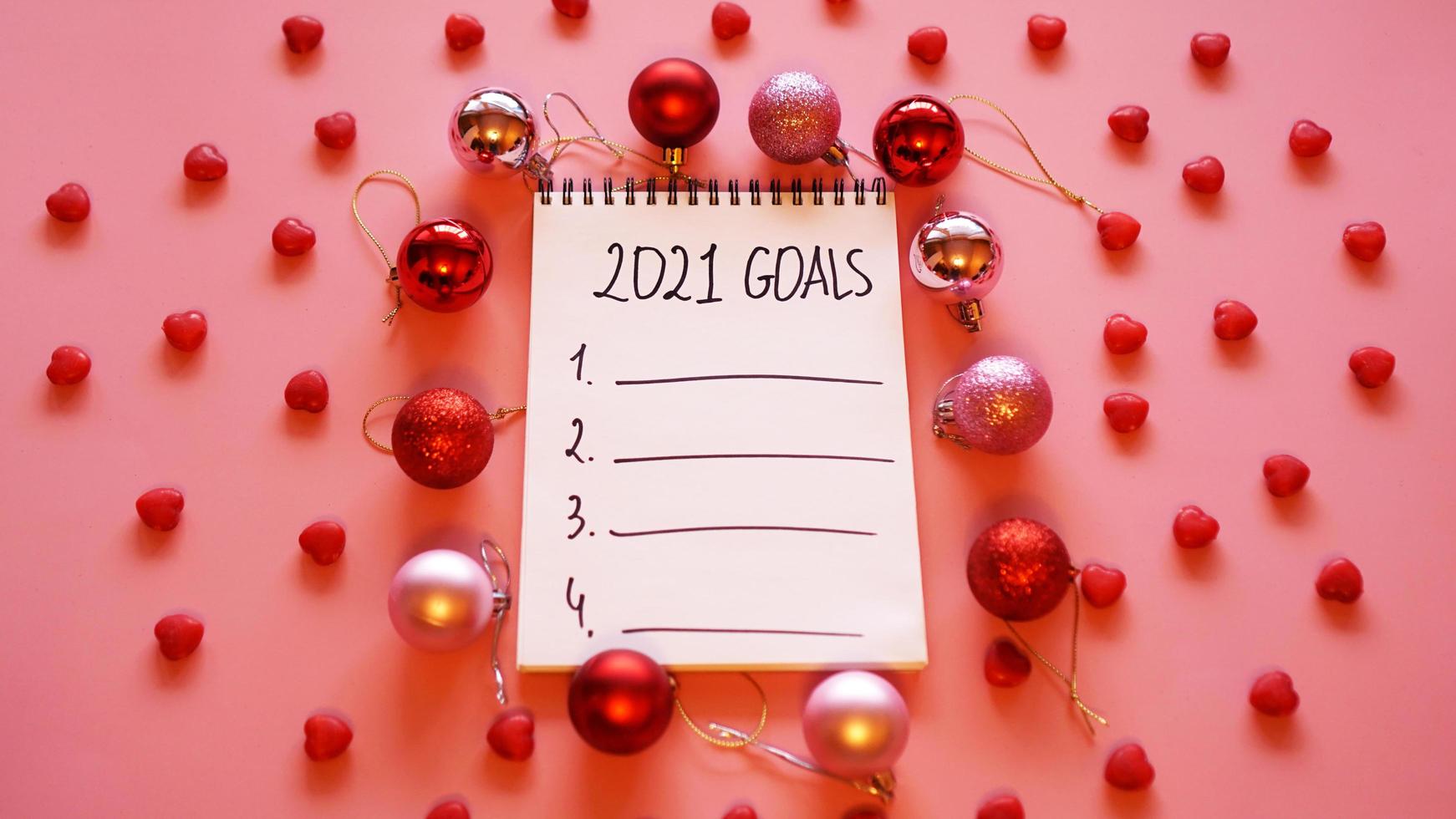 lista de metas para 2021. fundo rosa com bolas de natal foto
