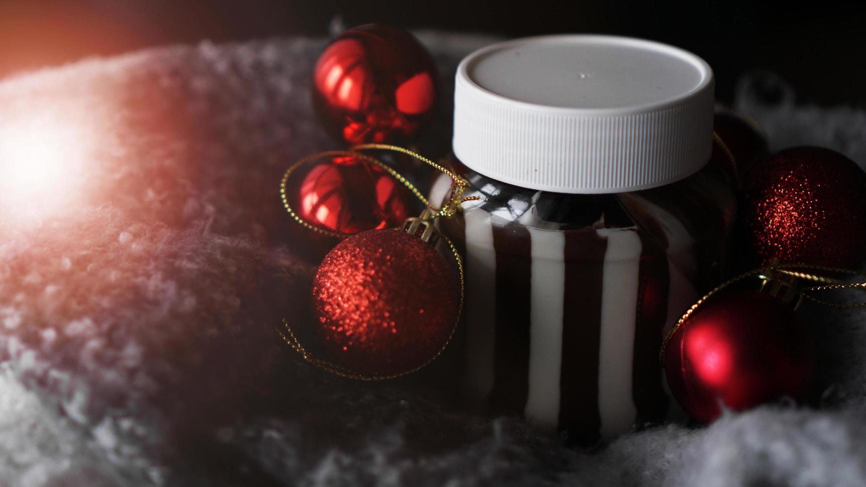 creme de chocolate doce no frasco no fundo do natal foto