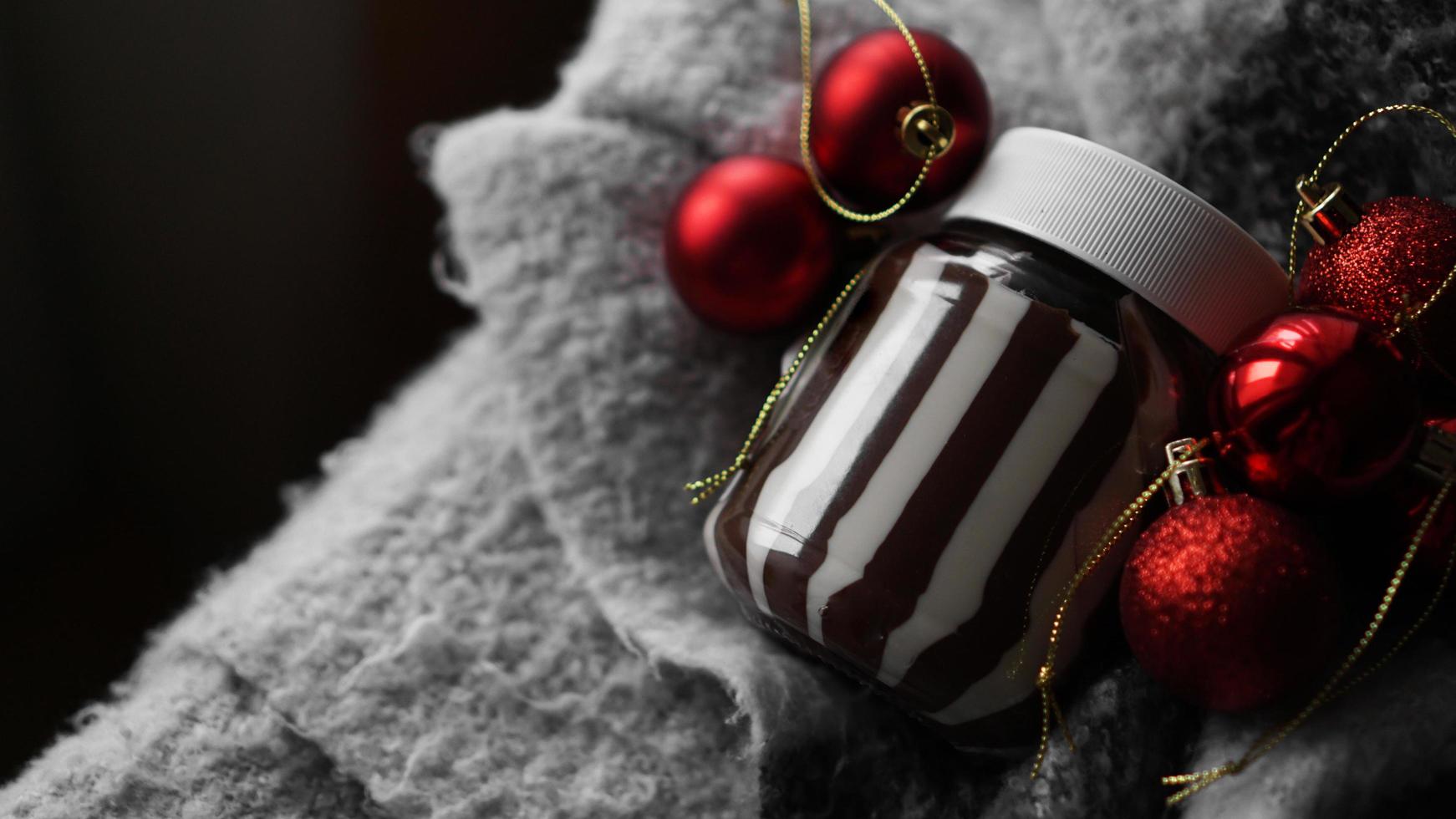creme de chocolate doce no frasco no fundo do natal foto