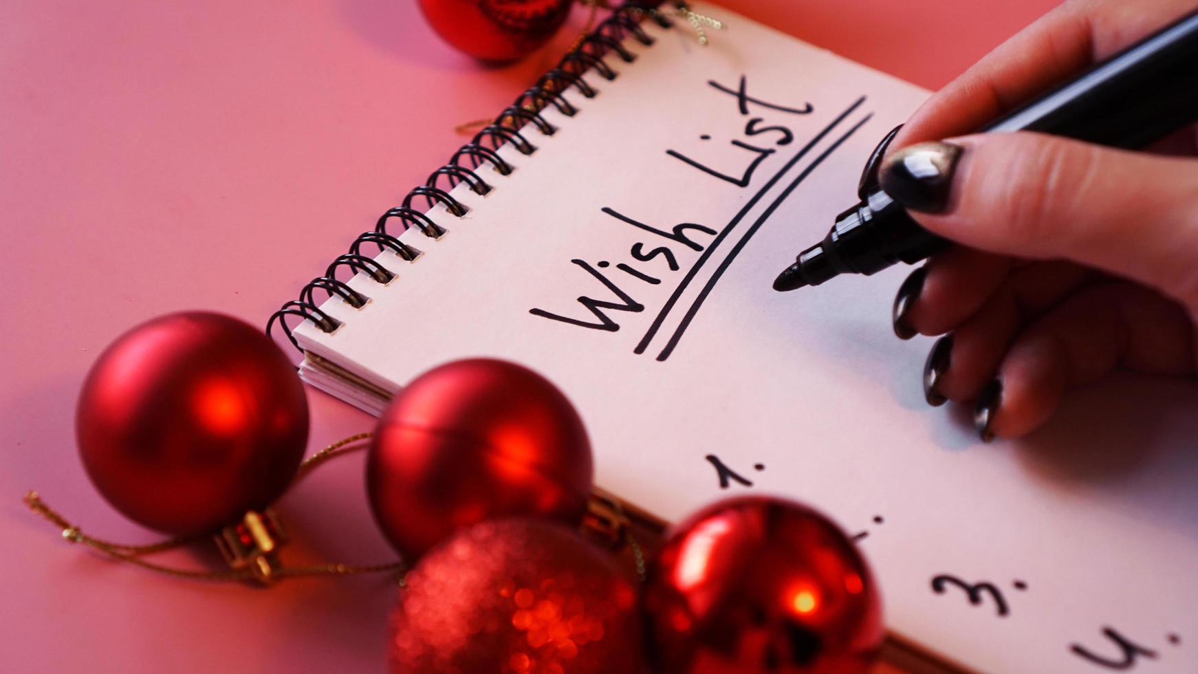mulher escrevendo sua lista de desejos. design festivo em rosa foto