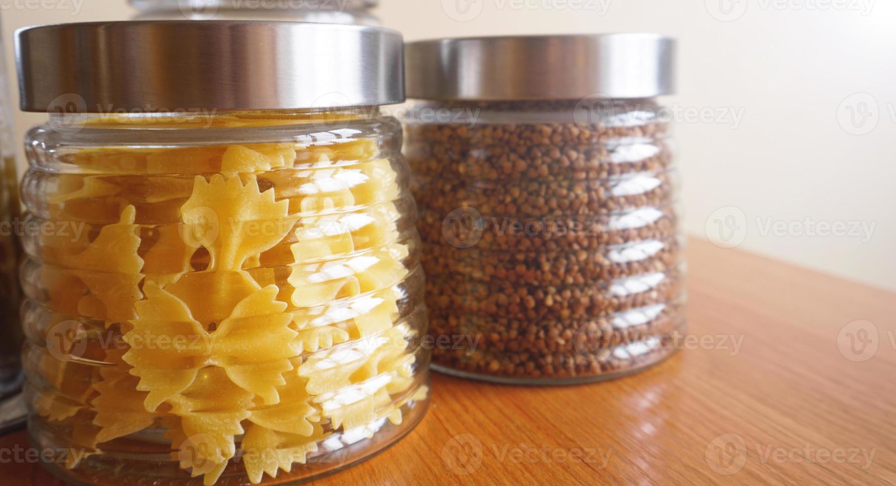 massas e refeições de bukwheat. cozinha saudável em recipientes de vidro foto