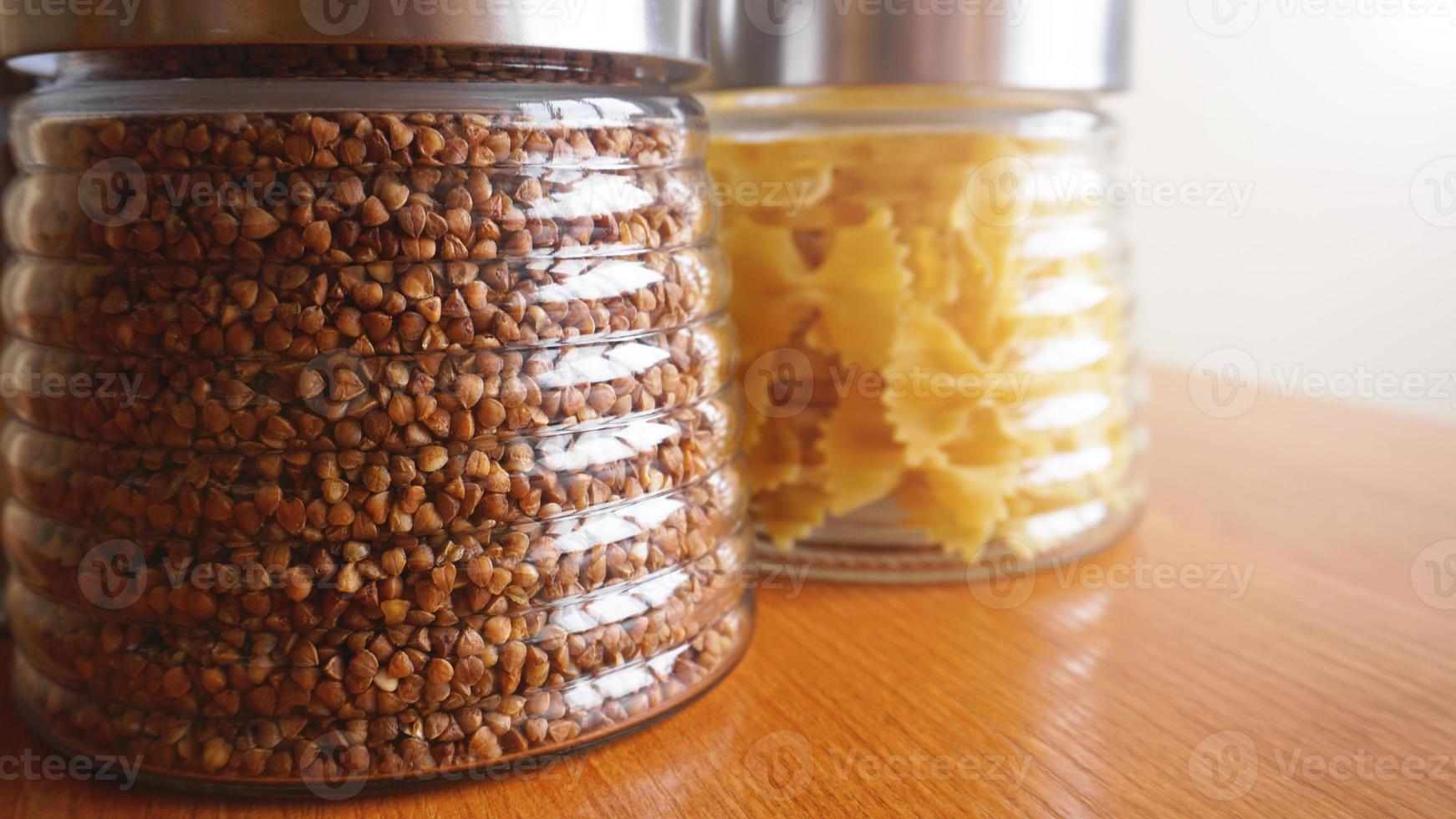 massas e refeições de bukwheat. cozinha saudável em recipiente de vidro foto