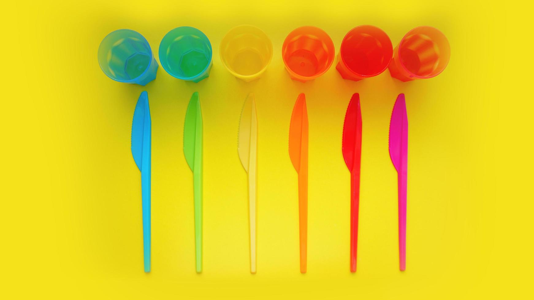 utensílios de plástico coloridos. talheres para piquenique em plástico colorido. foto