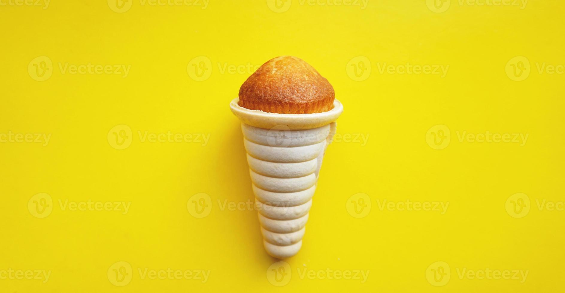 Cone de waffle de sorvete isolado em fundo amarelo foto