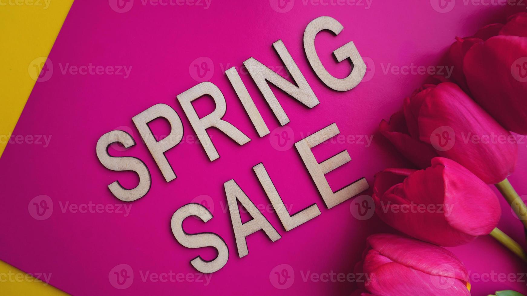 banner de venda de primavera com tulipas cor de rosa foto