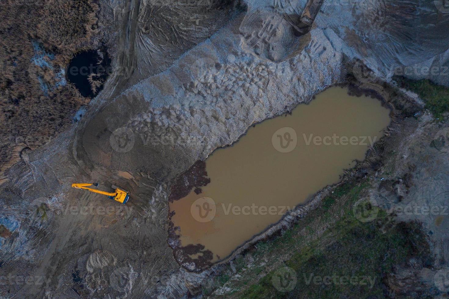 foto aérea de um escavador amarelo