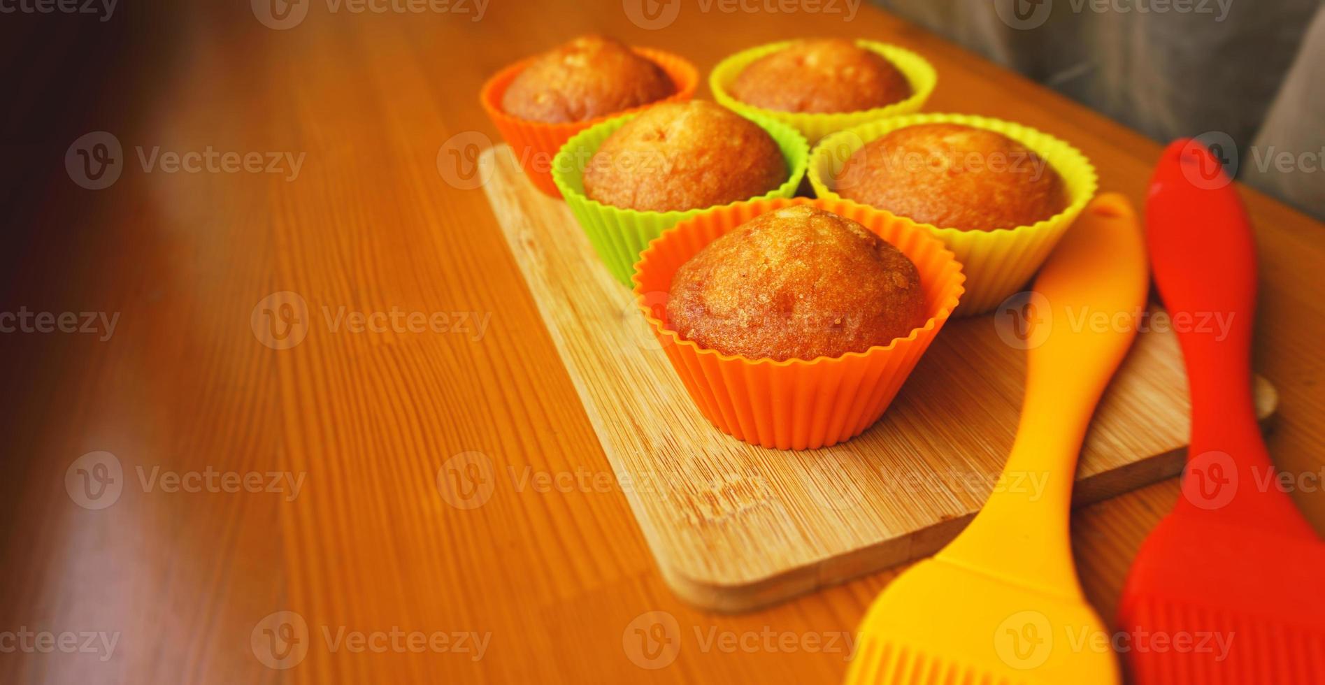 mini muffins simples em bakeware de silicone colorido. cozinha foto