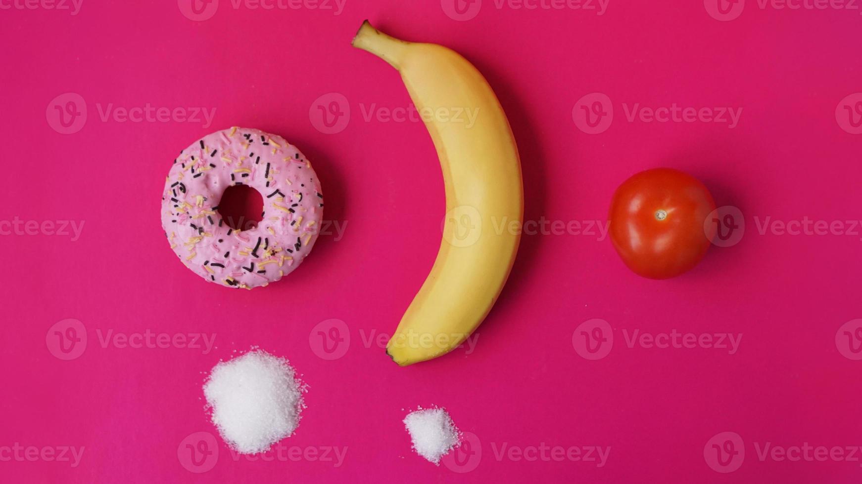 escolha frutas saudáveis em vez de doces não saudáveis foto