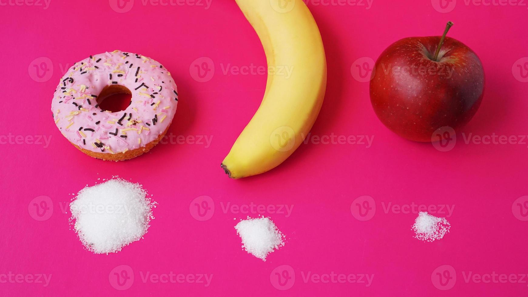 escolha frutas saudáveis em vez de doces não saudáveis foto