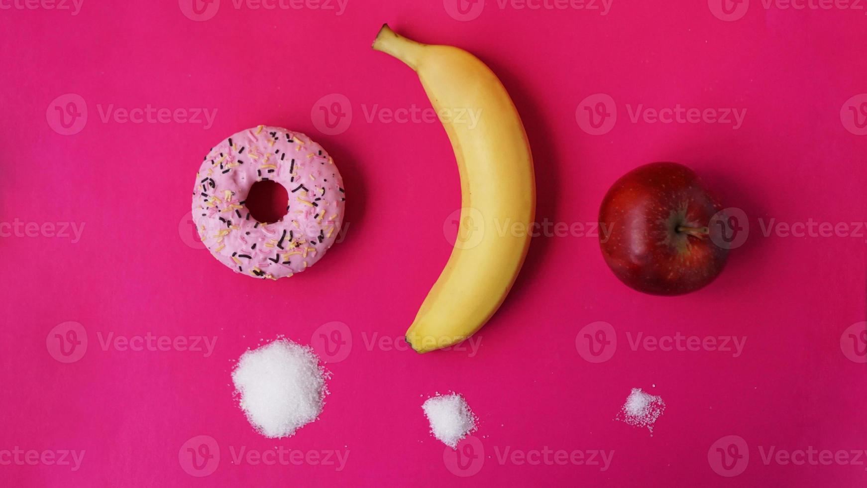escolha frutas saudáveis em vez de doces não saudáveis foto