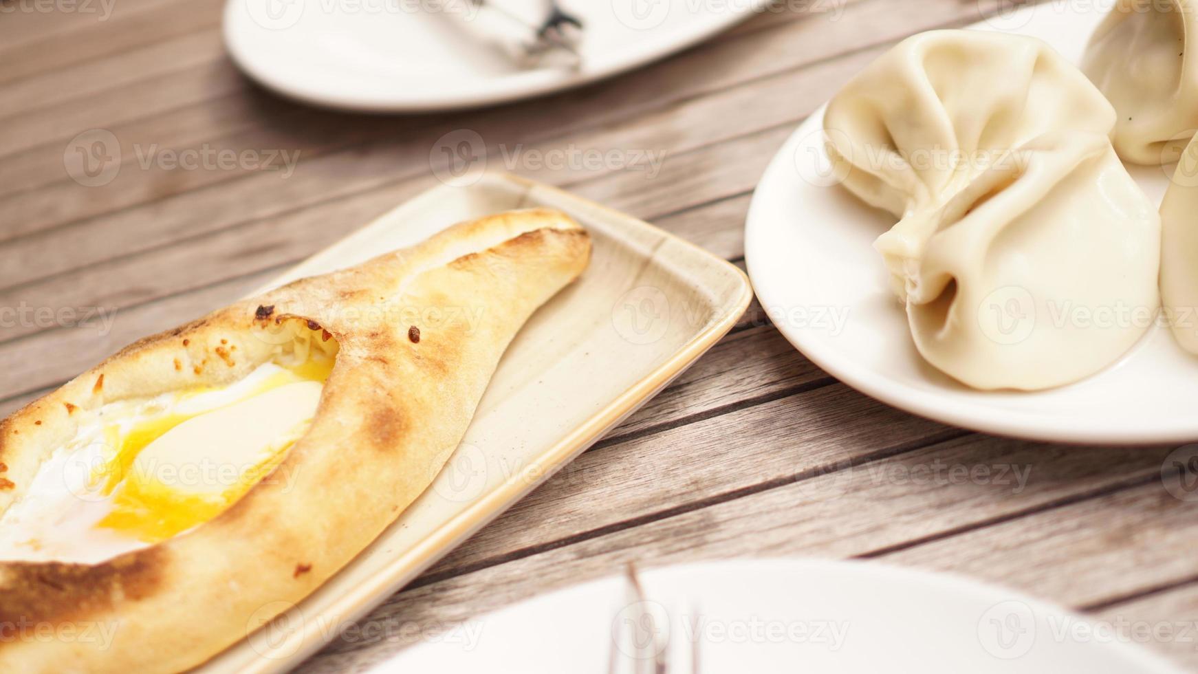 conjunto de comida georgiana de adjara khachapuri e khinkali foto