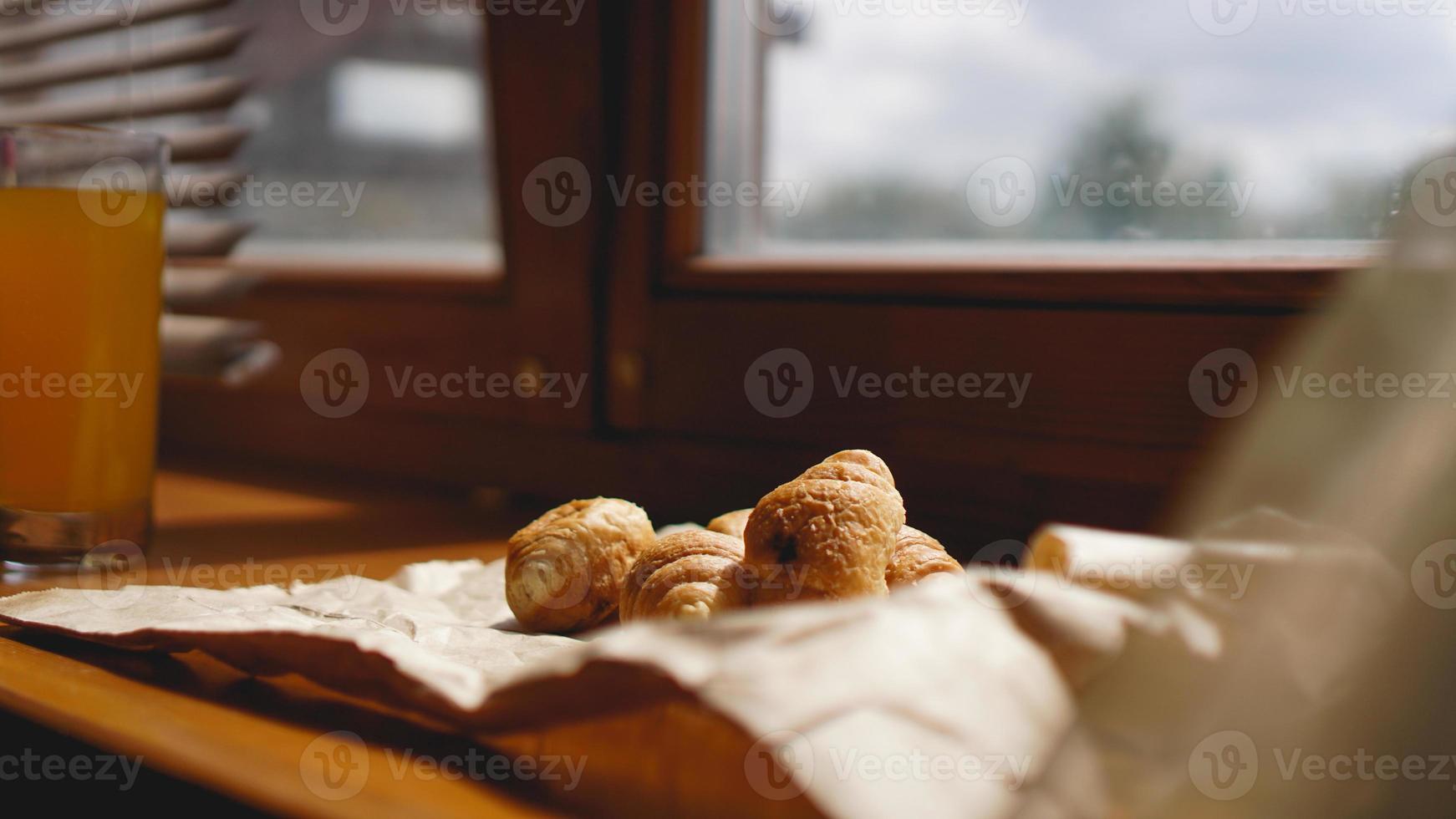 café da manhã francês com croissant, louças kraft em papel kraft foto