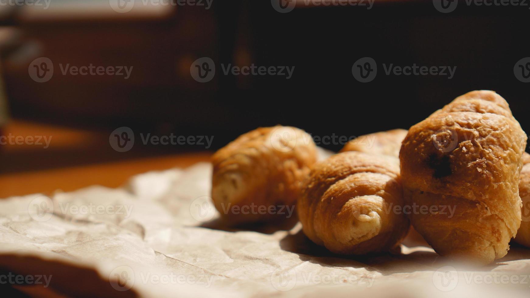 café da manhã francês com croissant, louças kraft em papel kraft foto