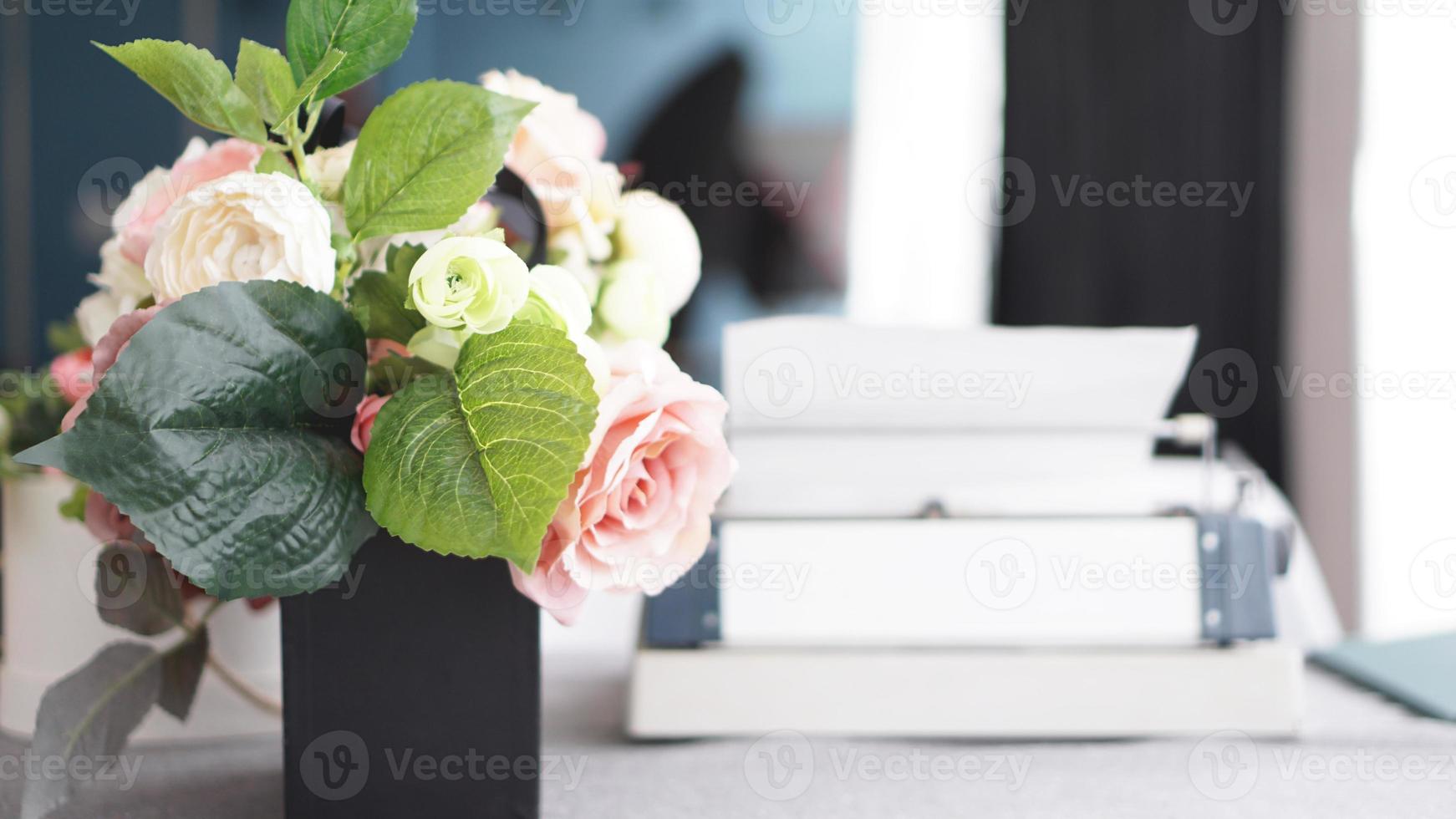 espaço de trabalho feminino com buquê de flores em branco foto