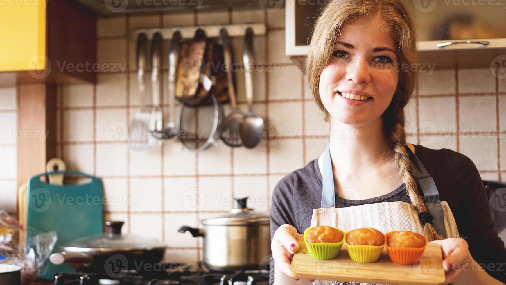 muffins caseiros de caramelo em uma assadeira foto