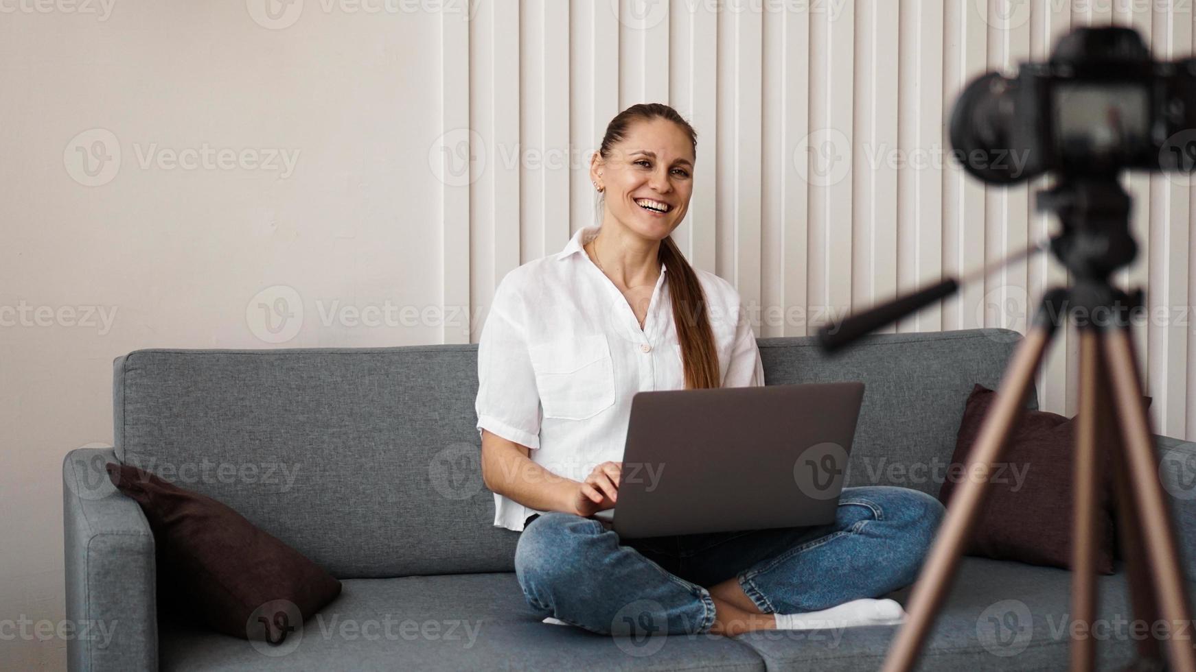 blogueira sorridente grava um novo vídeo foto