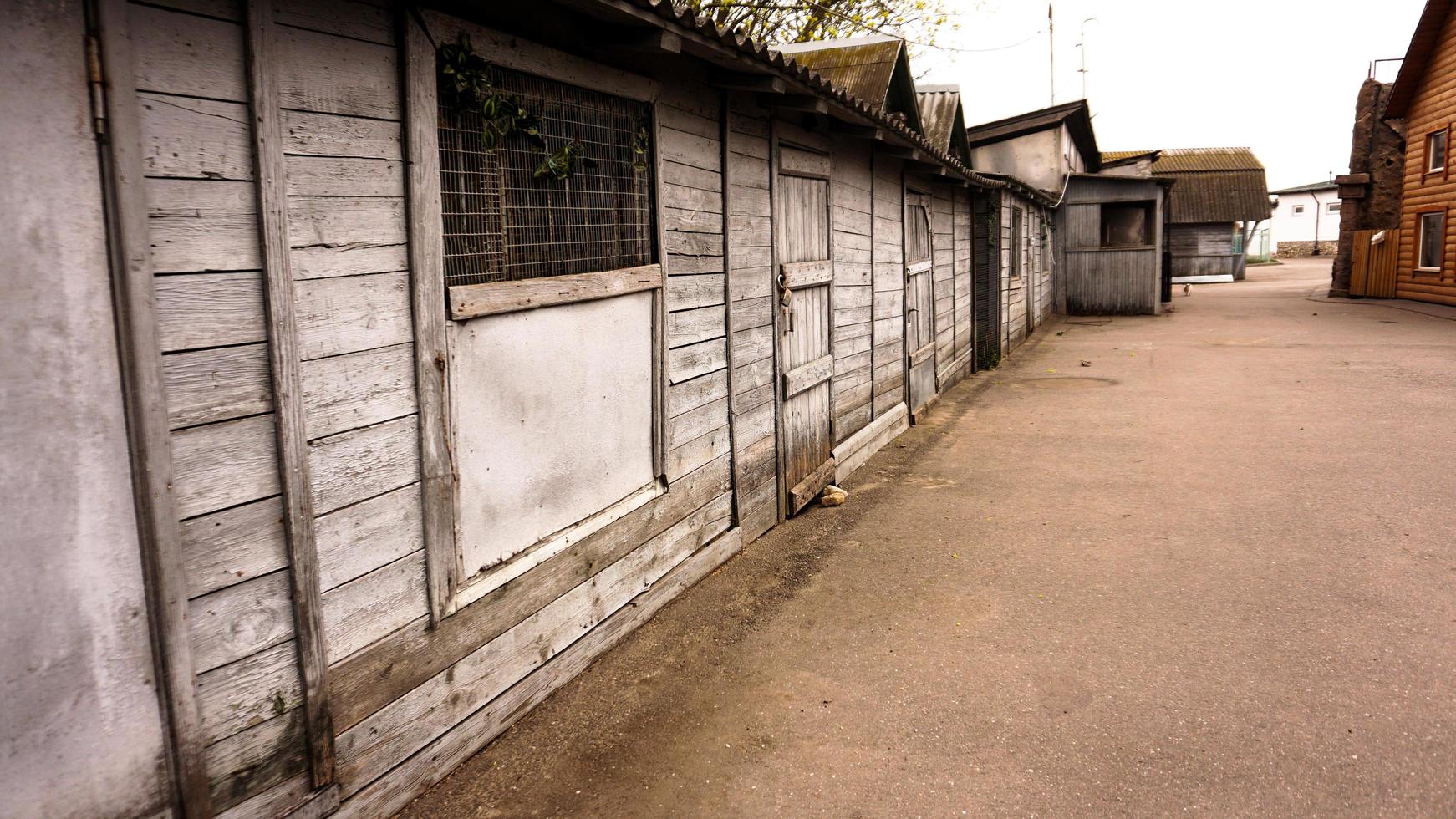 edifícios rurais de madeira. galpões antigos. depósitos do zoológico foto