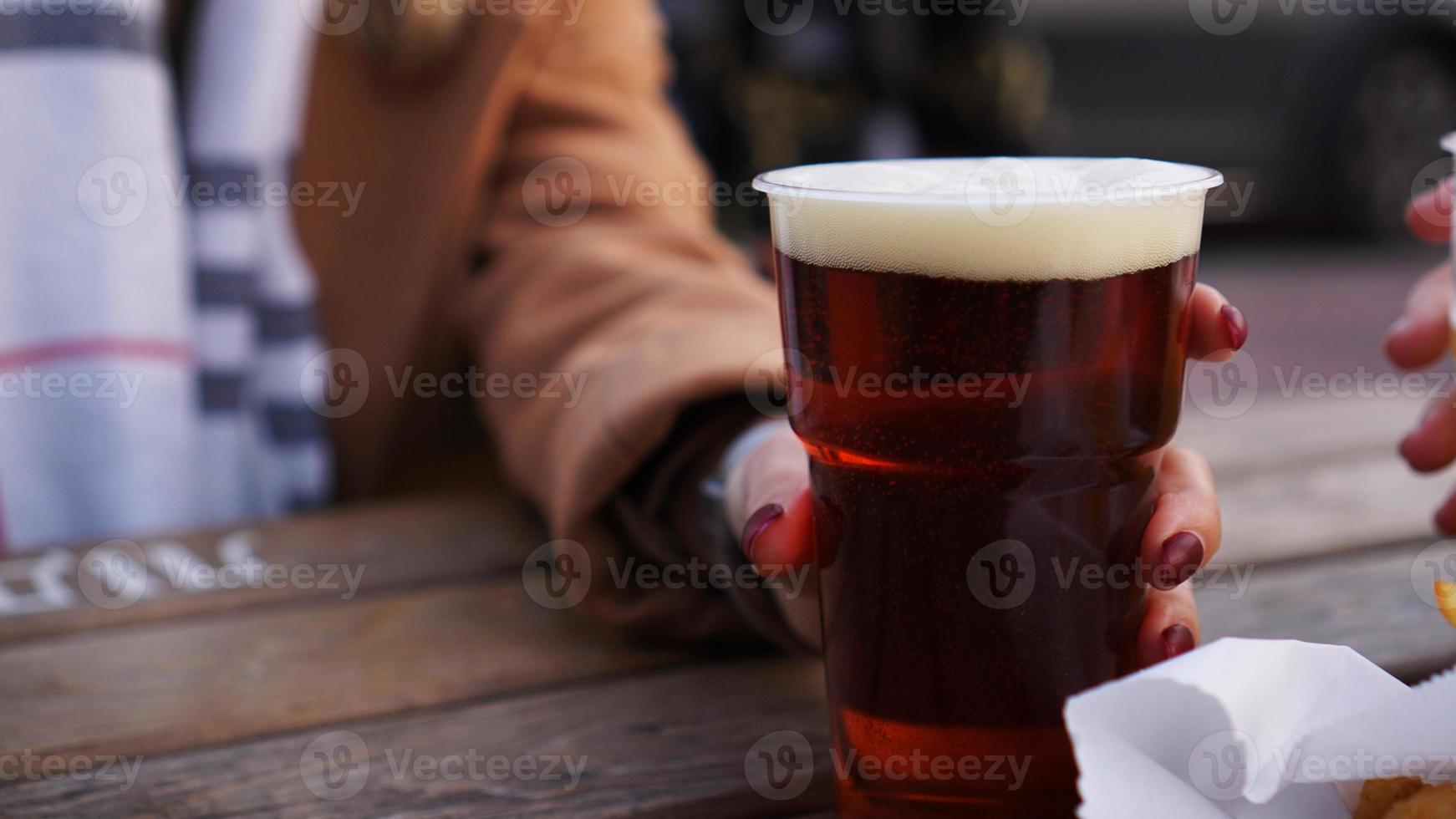 namoradas bebem cerveja no festival de comida de rua foto