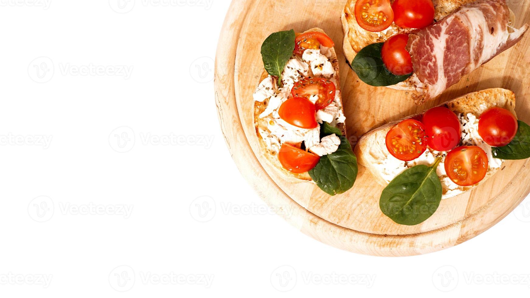 bruschetta geralmente é servida como lanche ou aperitivo foto