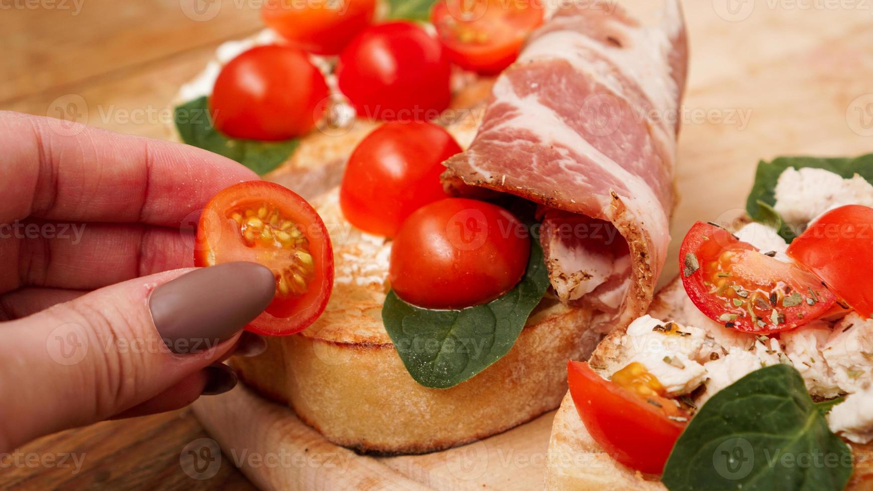 aperitivo italiano. bruschetta em uma placa de madeira foto