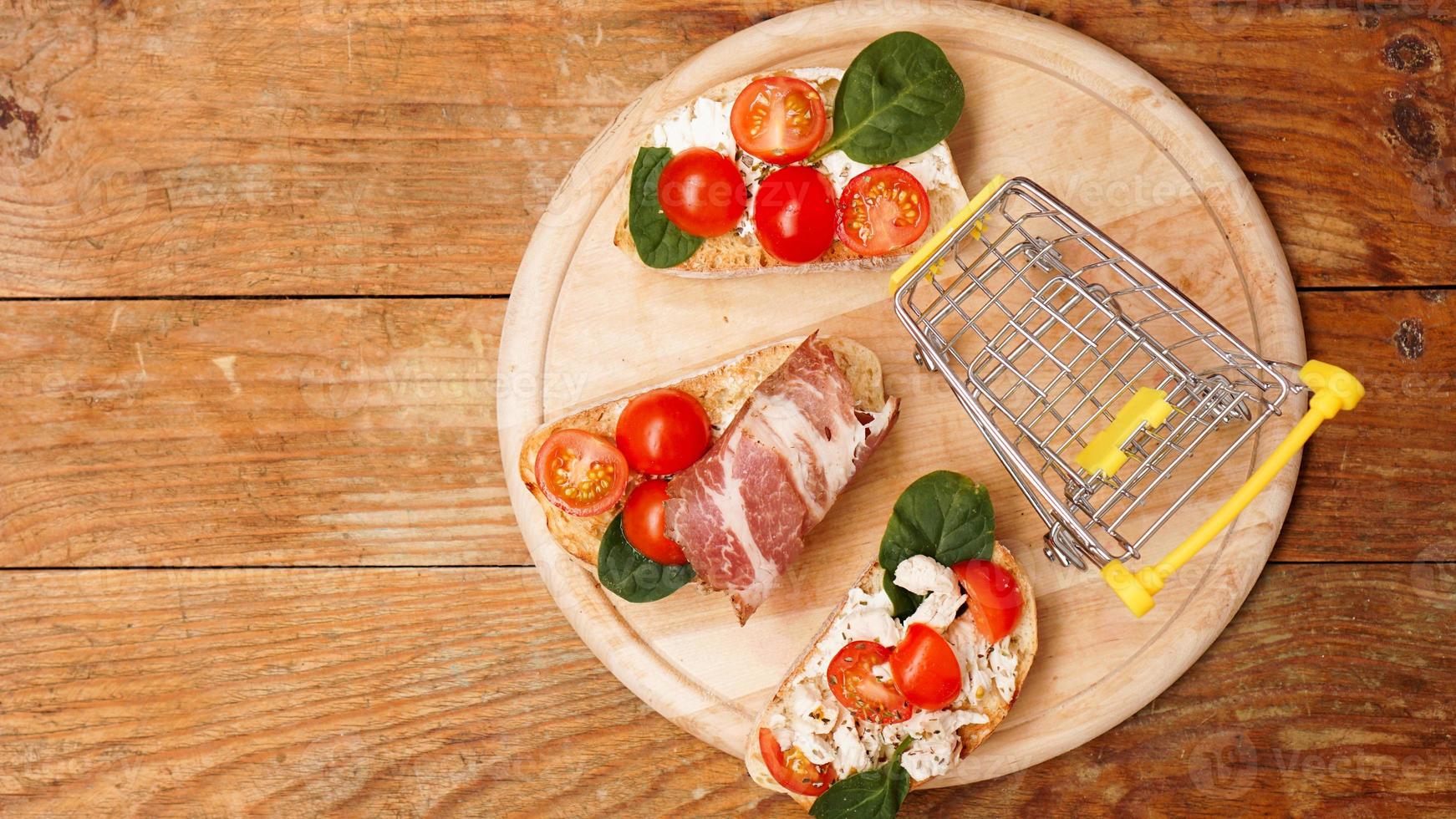 bruschetta italiana em uma placa de madeira. cesta de compras foto