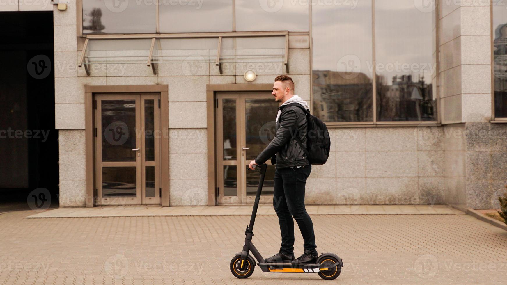 homem alto em uma scooter elétrica foto