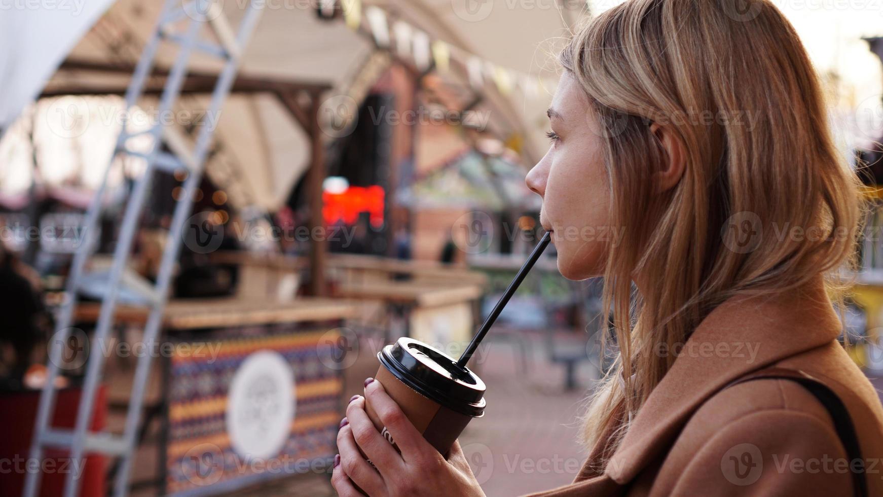 jovem loira com uma xícara de café. foto