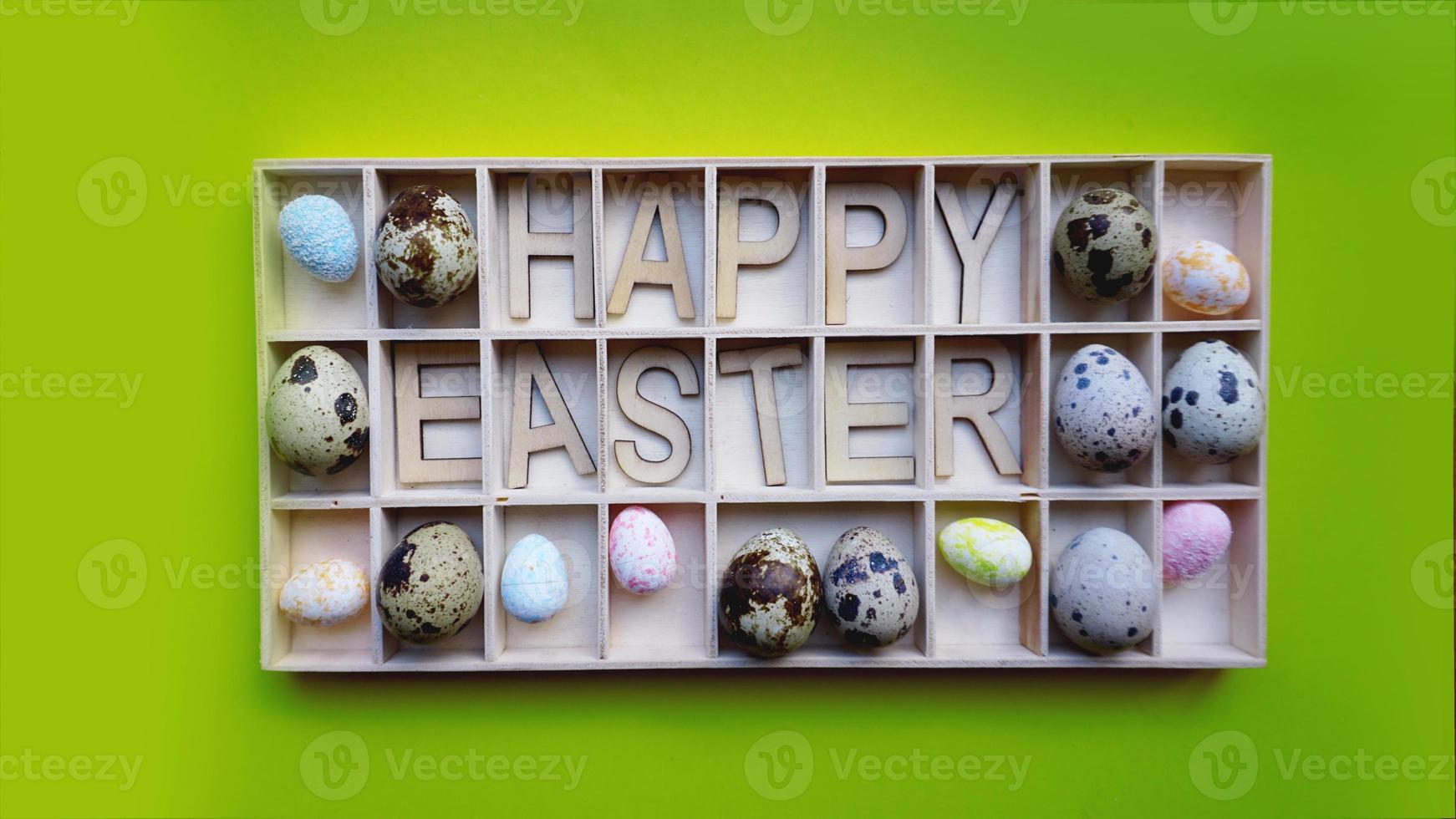 ovos de Páscoa. feliz texto de Páscoa. decoração de férias fundo verde foto
